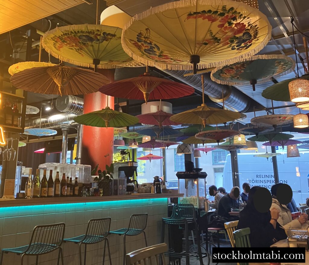 傘のぶら下がっているChatong Thai Nudelbarの店内