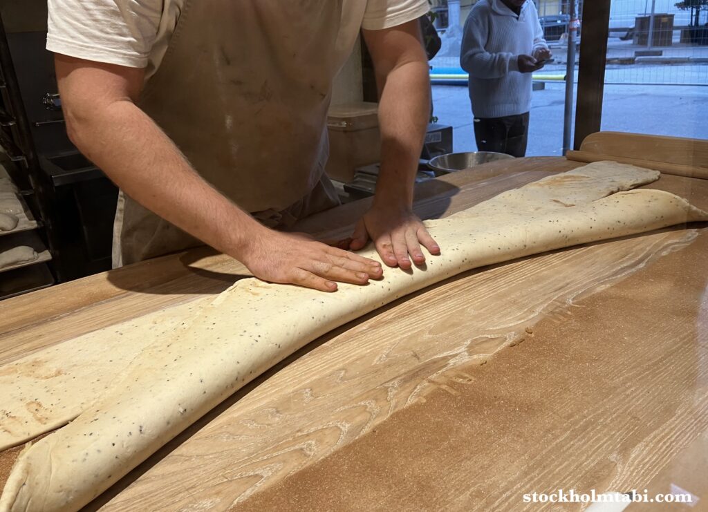 カネルブッレを作っている男性の手