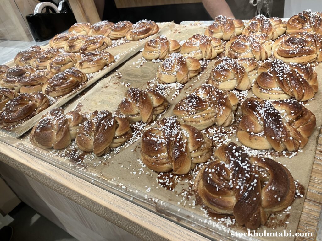 シナモンロールの日のLillebrors bageriのカネルブッレ