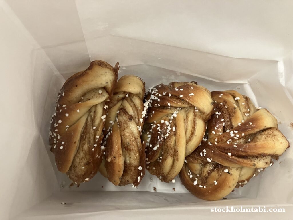 紙袋に入ったLillebrors bageriのカネルブッレ