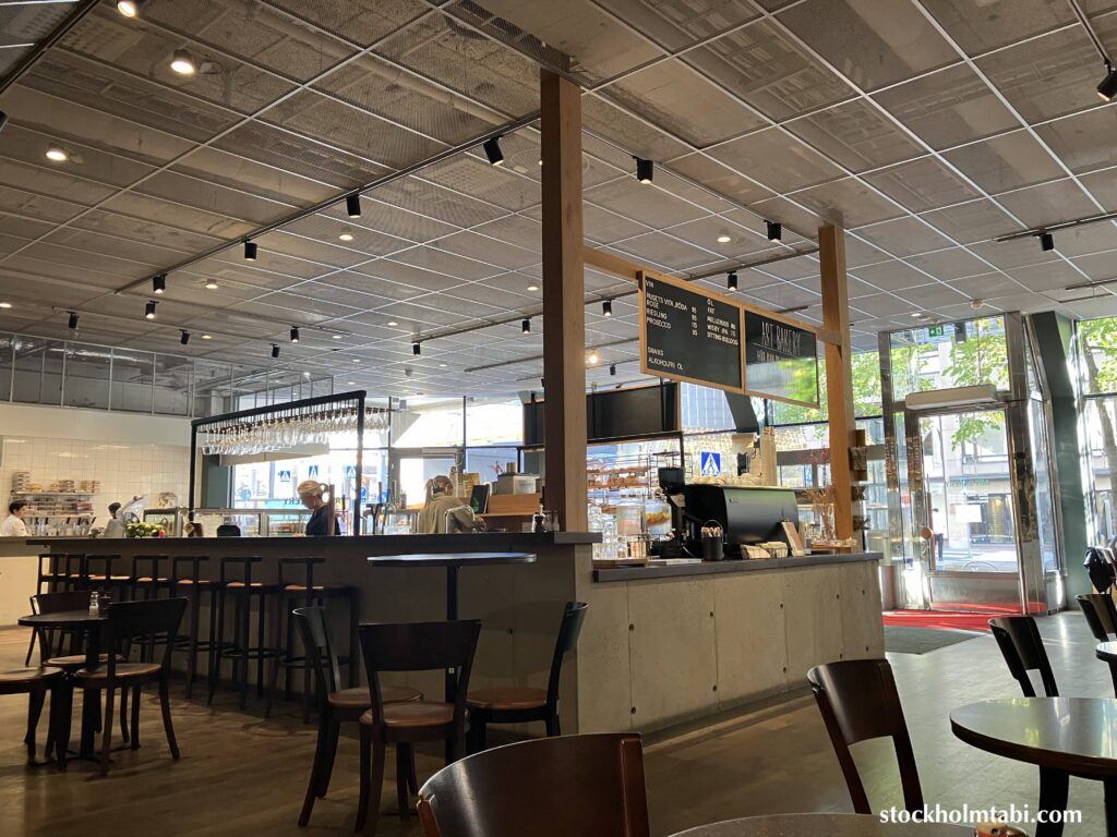 NK Art Bakeryの広々した席