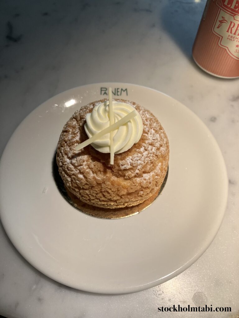 クリームがのったPanemのシュークリームみたいなお菓子