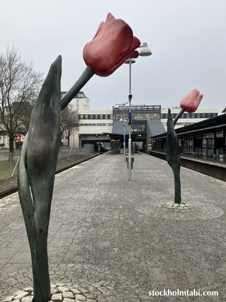 Högdalen駅の大きなチューリップ像