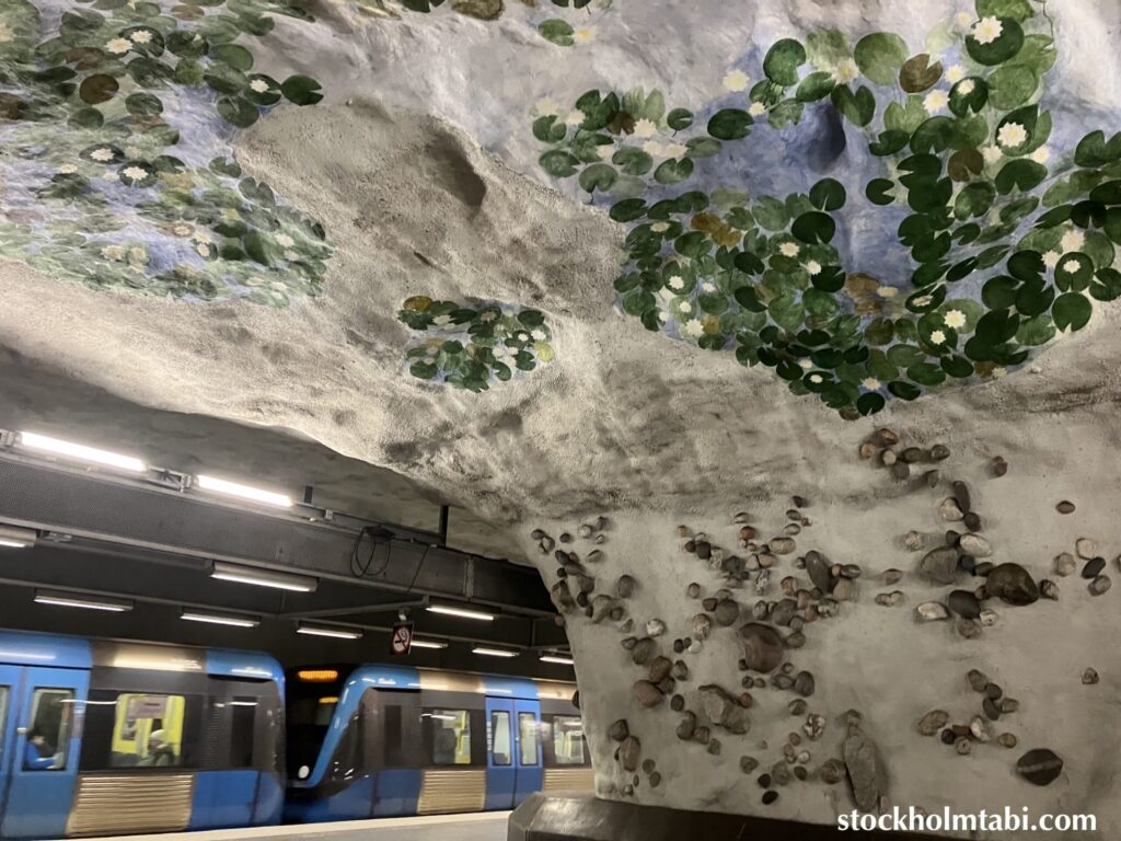 Näckrosen駅の蓮の様な天井画