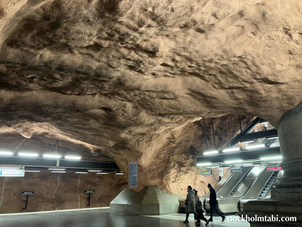 洞窟の様なRådhuset駅構内