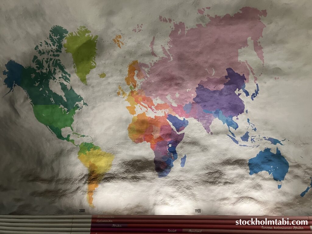 Rissne駅のカラフルな世界地図の壁絵