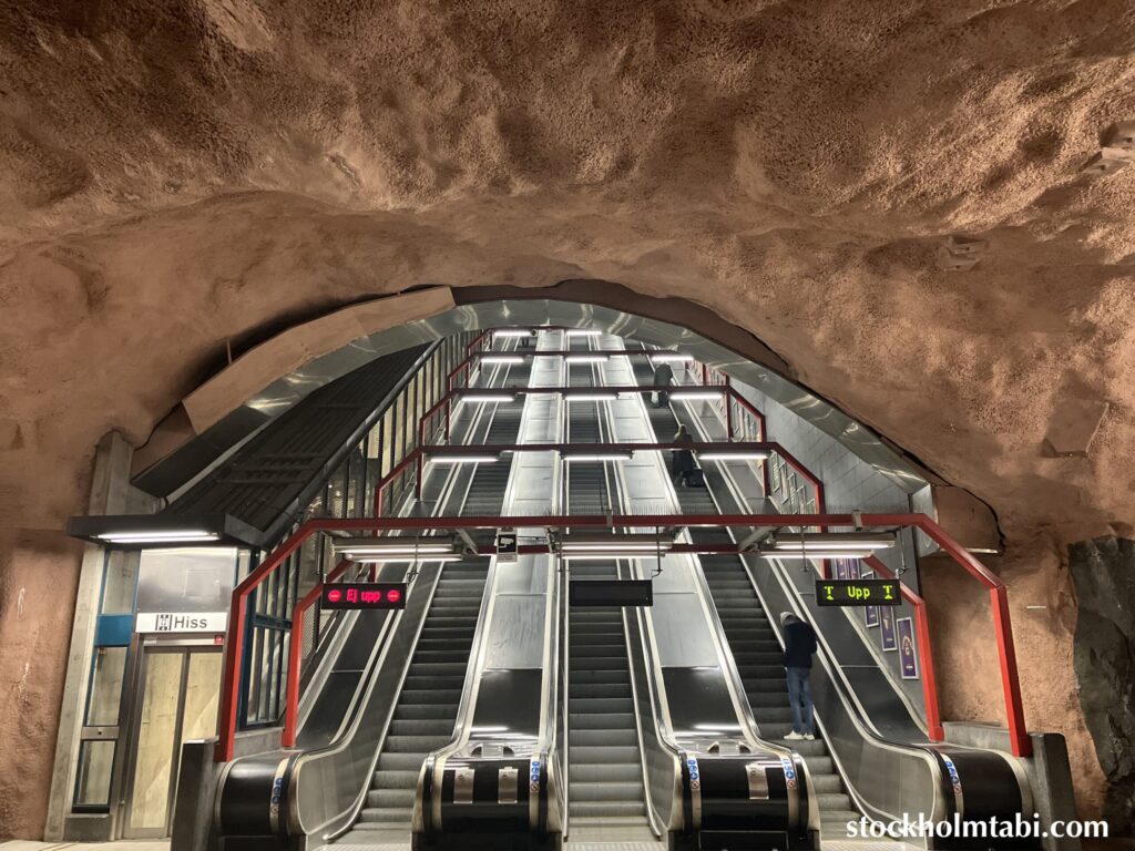 赤土みたいな色のSundbyberg centrum駅のエスカレーター