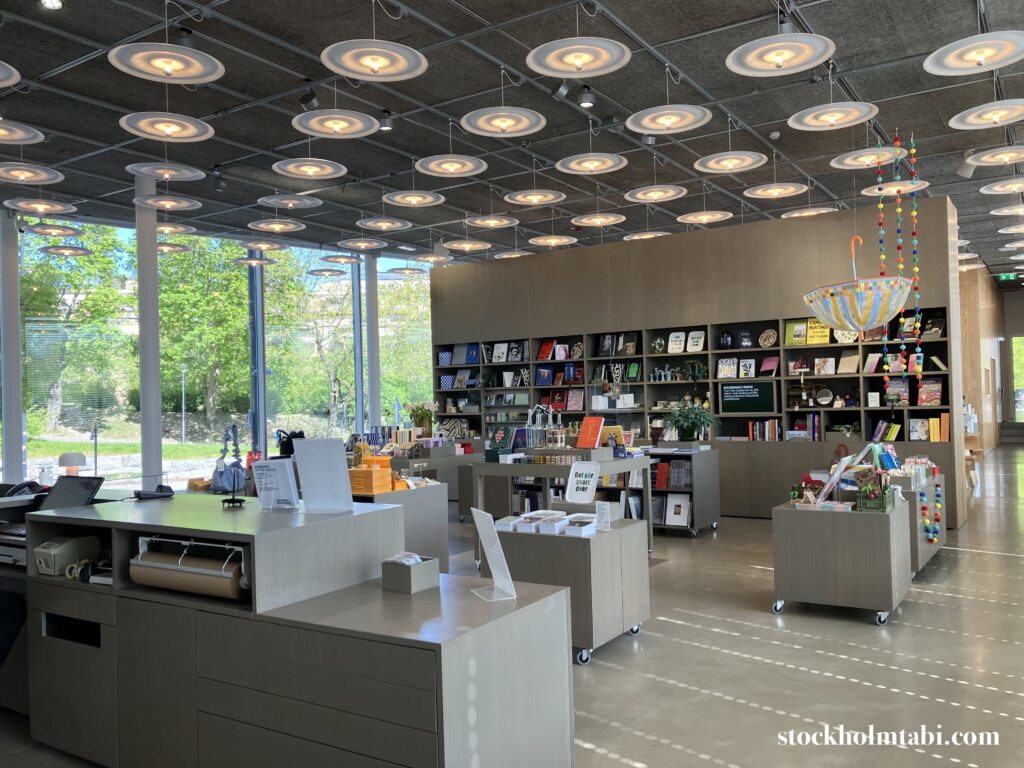 天井にランプがたくさんあるBonniers konsthallのショップ