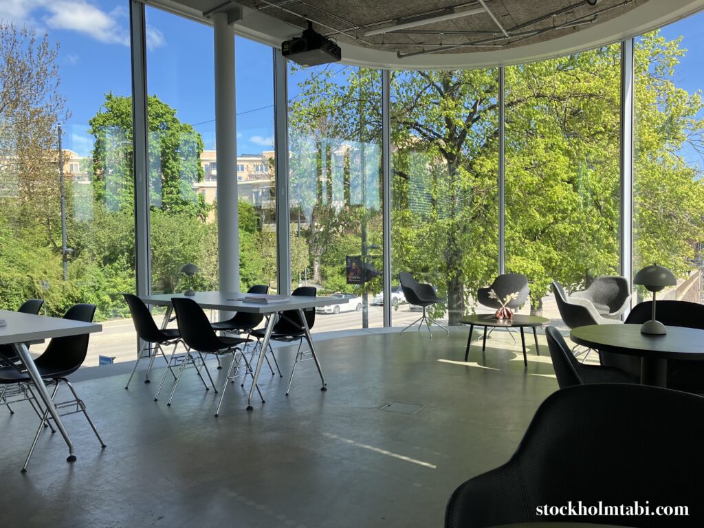 全面ガラスのBonniers konsthallのカフェ