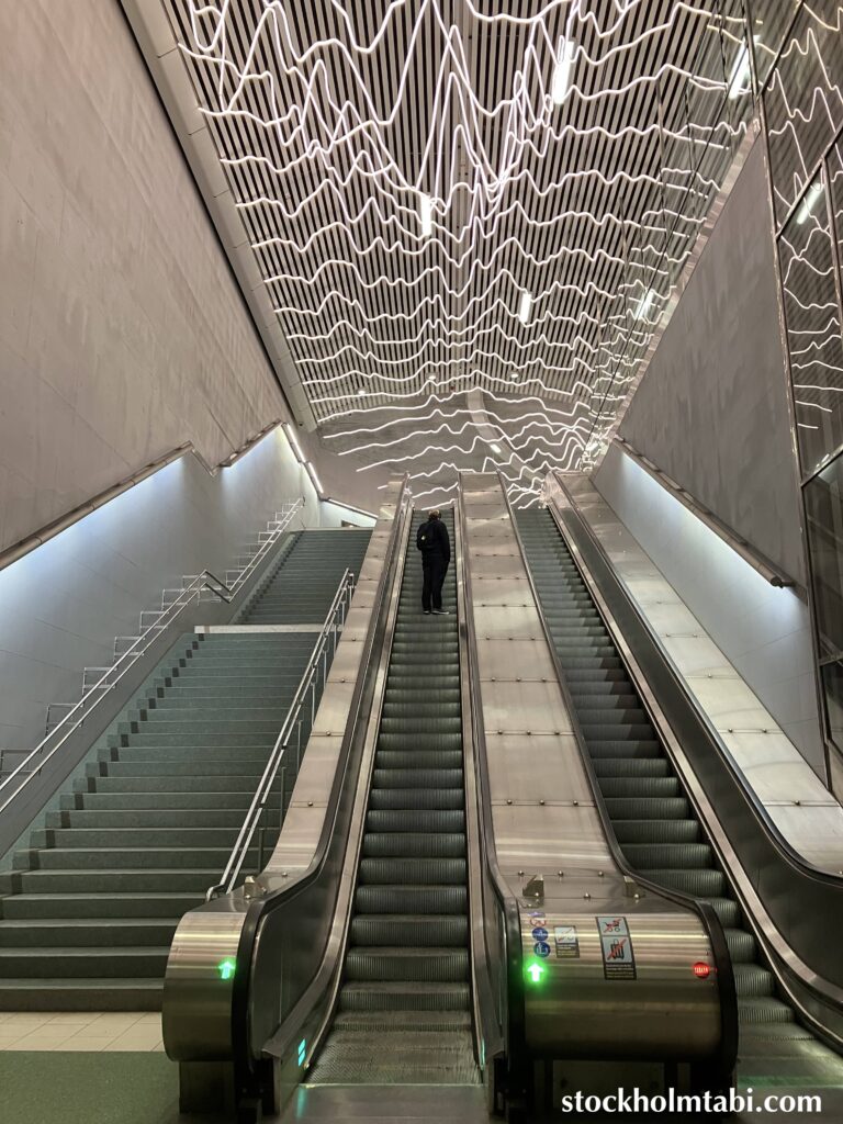 Odenplan駅のエスカレーターのアート