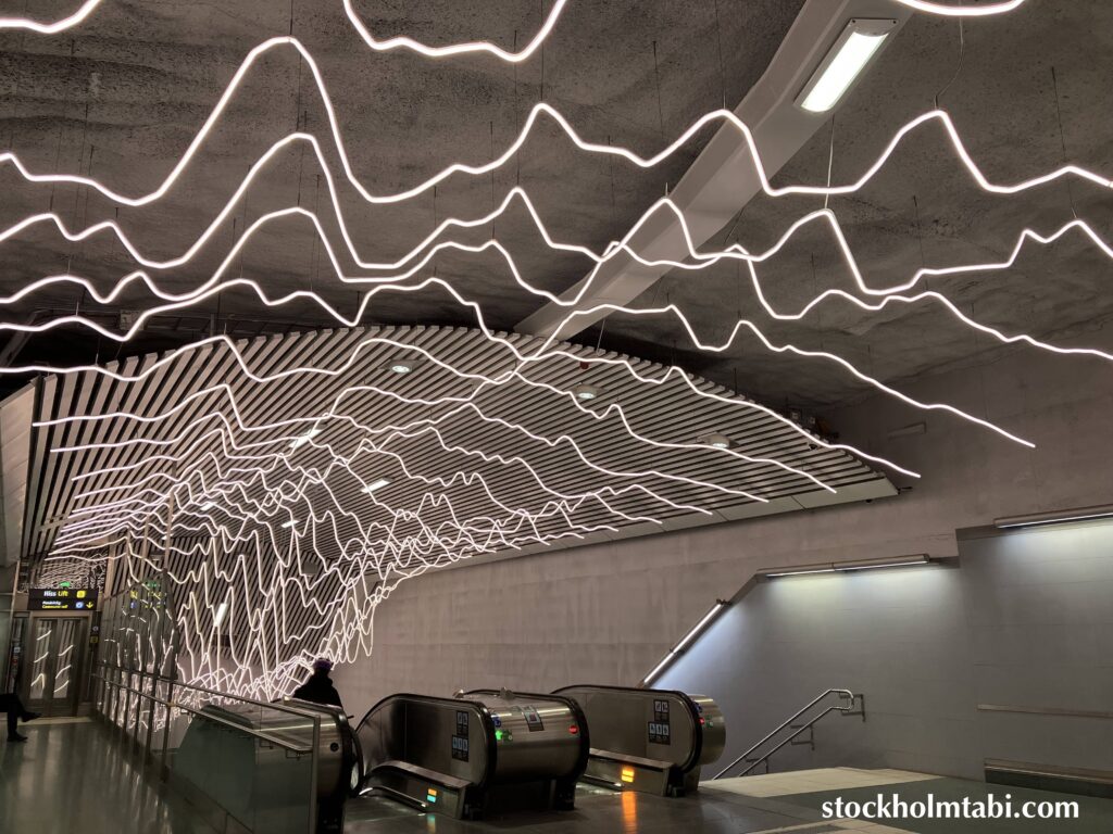 Odenplan駅の電線の様な地下鉄アート