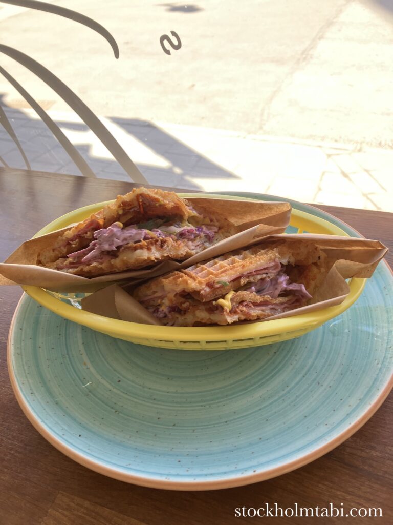 野菜やチーズ入りのワッフル