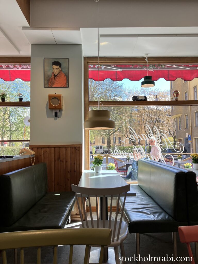 光が差し込むÄlskade traditionerの店内