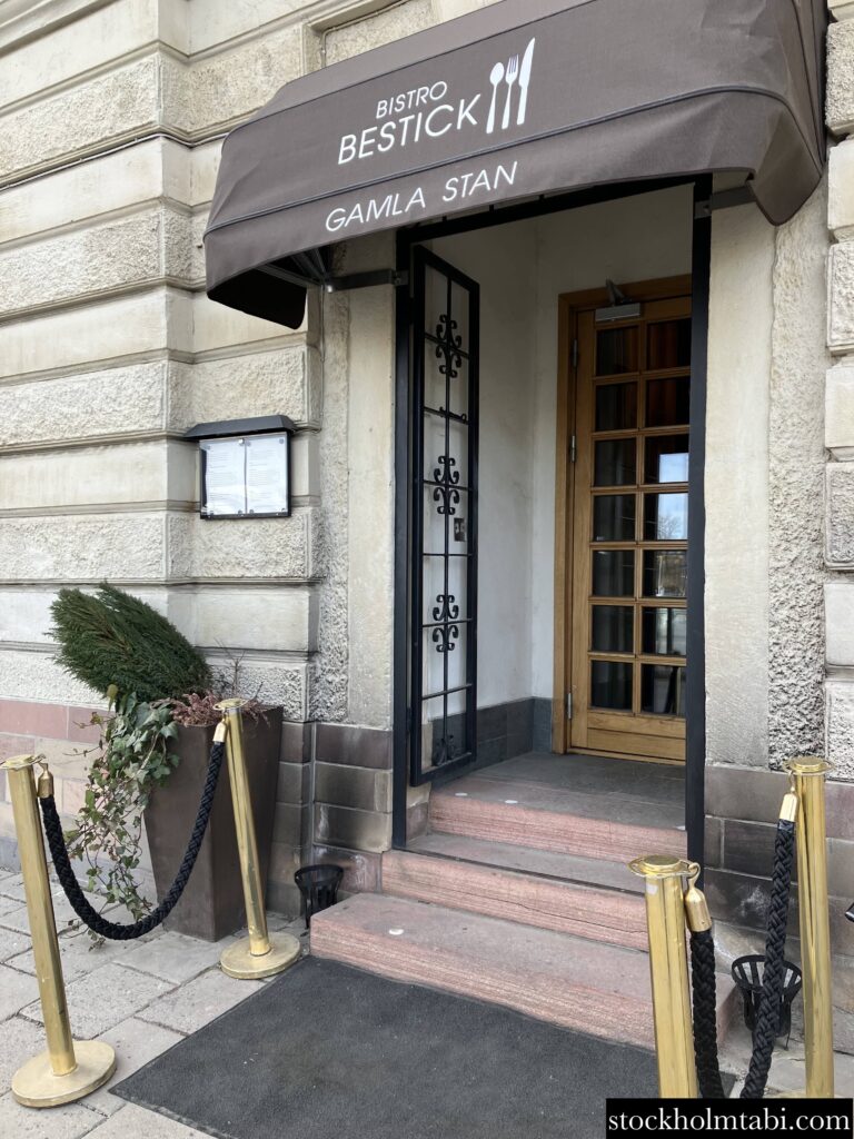 段差のあるBistro Bestick Gamla Stanの入り口