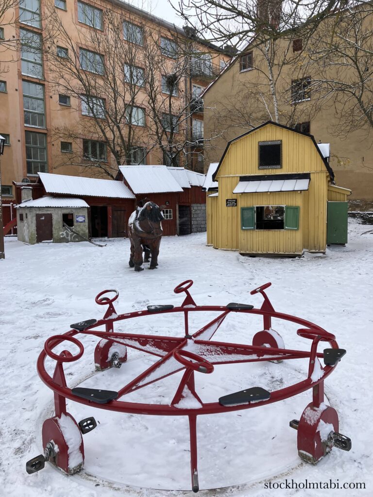 雪の上のIvar Lo's parkの遊具