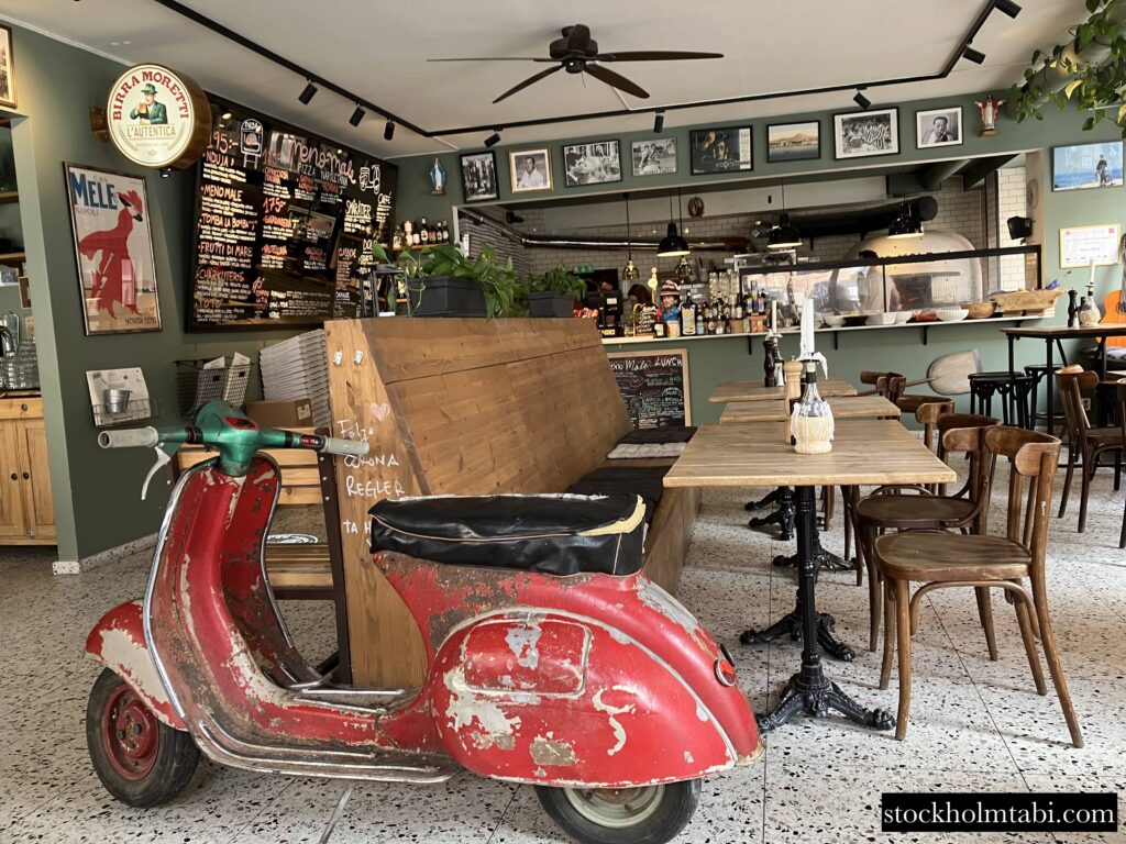 バイクが置かれたMeno Maleの店内