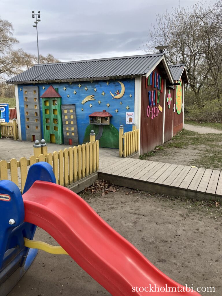 ロオラムブスホブス公園の赤いすべり台