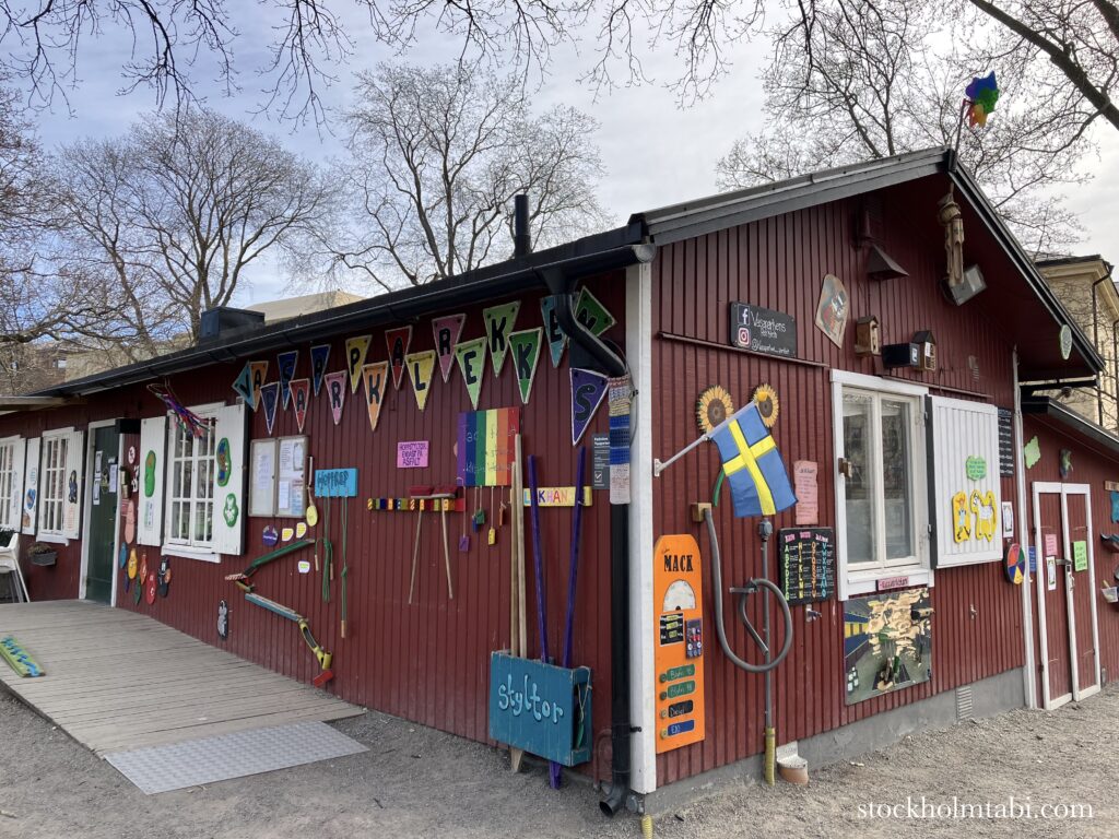ヴァーサ公園の子供の赤い小屋