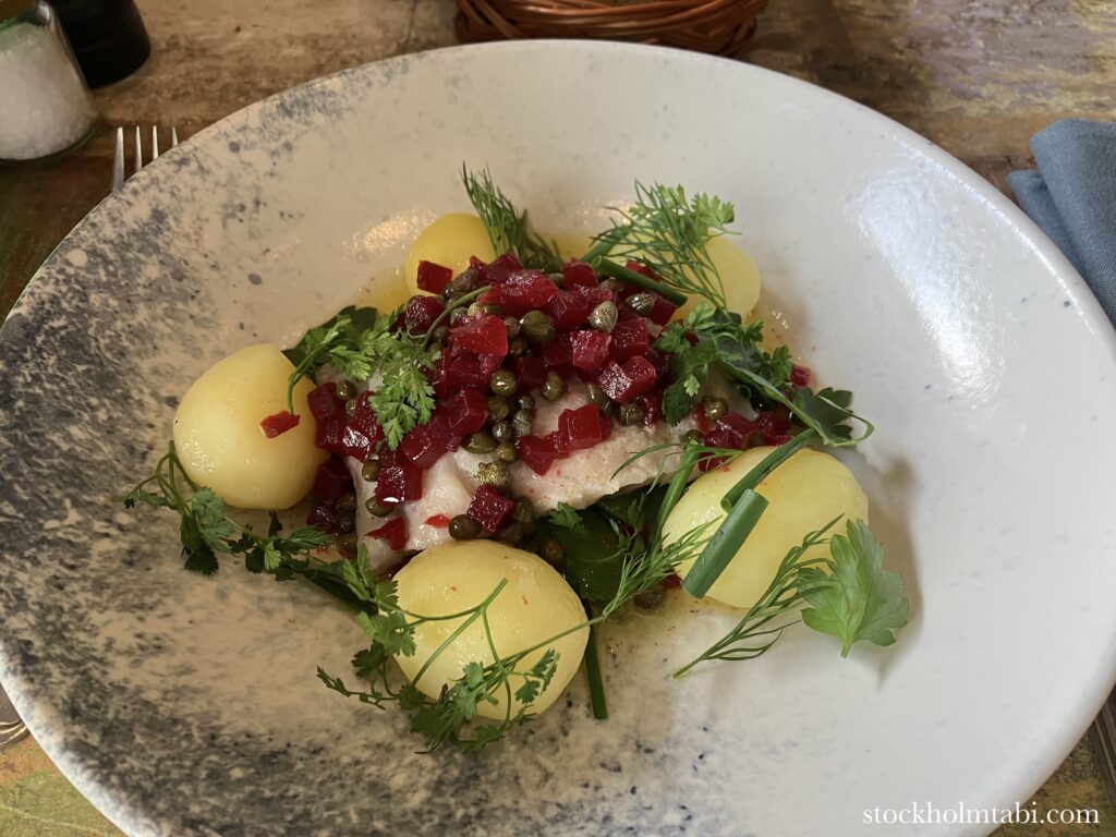 ビーツがのった魚料理