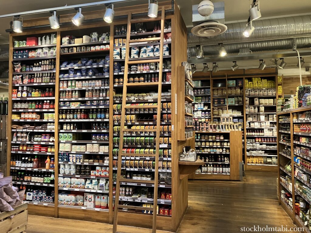 天井まで商品が並んだCajsa Wargの店内