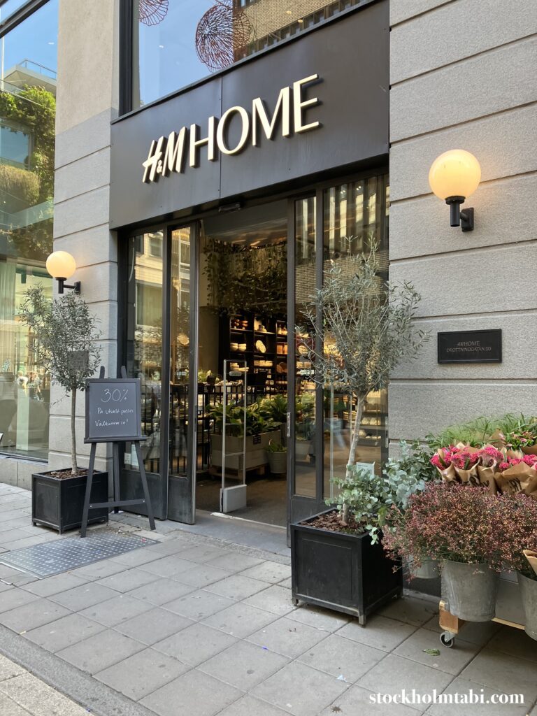 黒字にゴールドのH&M HOMEの看板