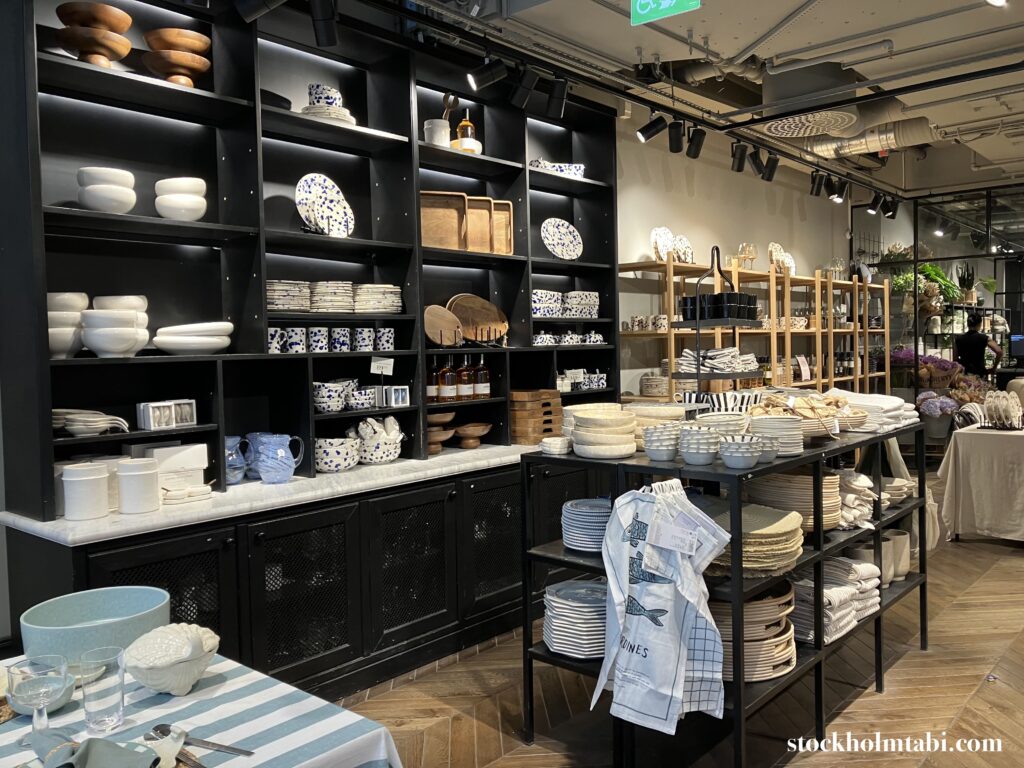 お皿が並ぶH&M HOMEの店内