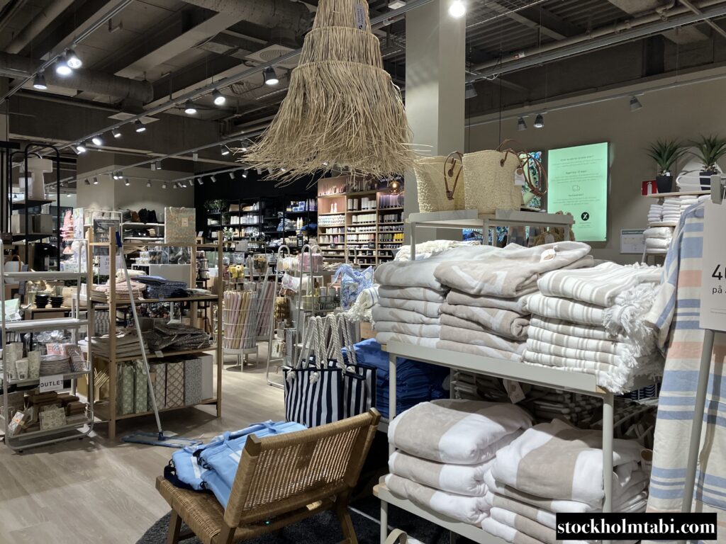 夏の商品が並んでいるHemtexの店内