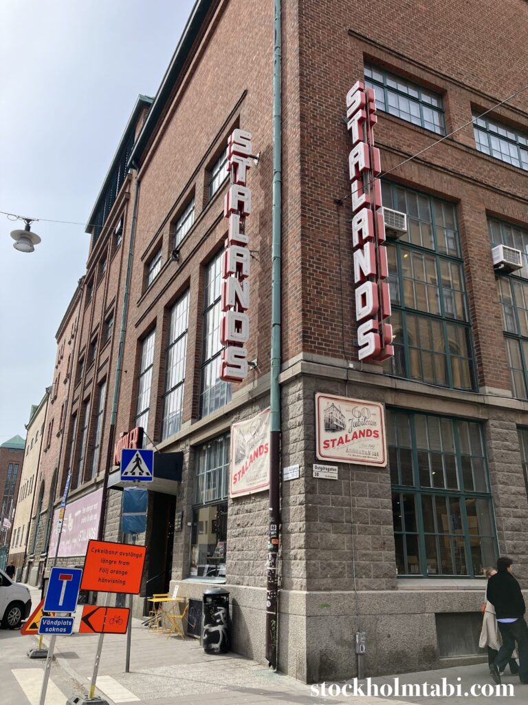 レンガの壁のStalands Furniture Södermalmの外観