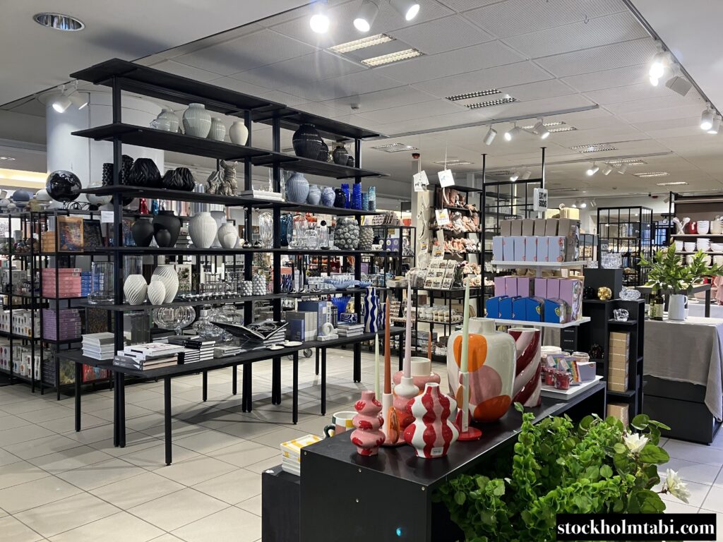 陶器が並んだIllums Bolighusの店内