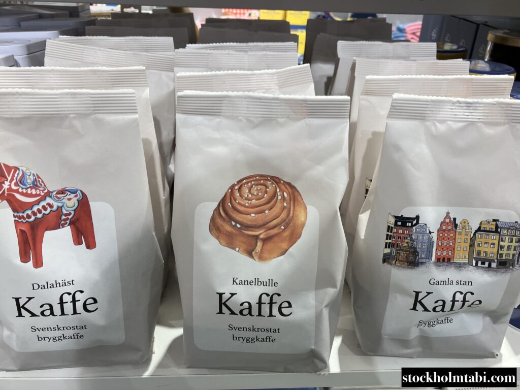 ダーラヘストやシナモンロールのイラストのコーヒー