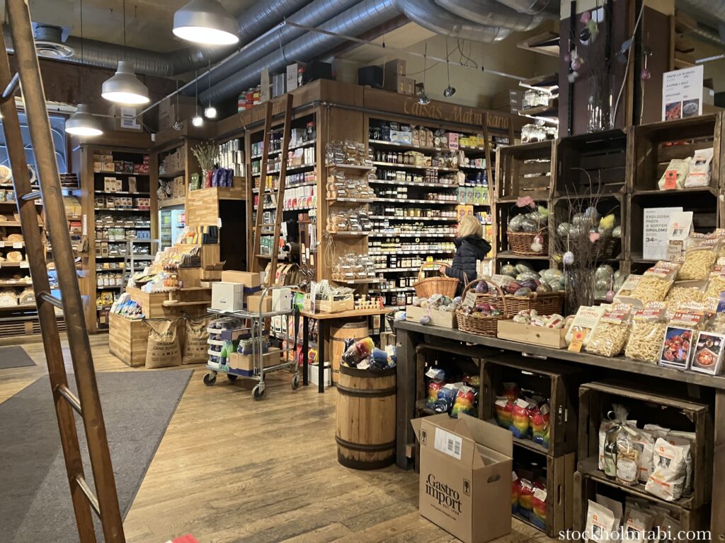 木が基調のROTの店内