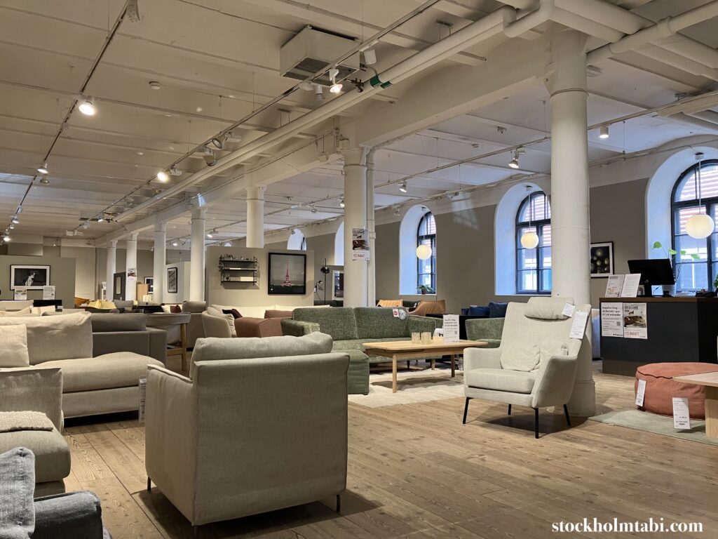 天井が高くて広いStalands Furniture Södermalmの店内