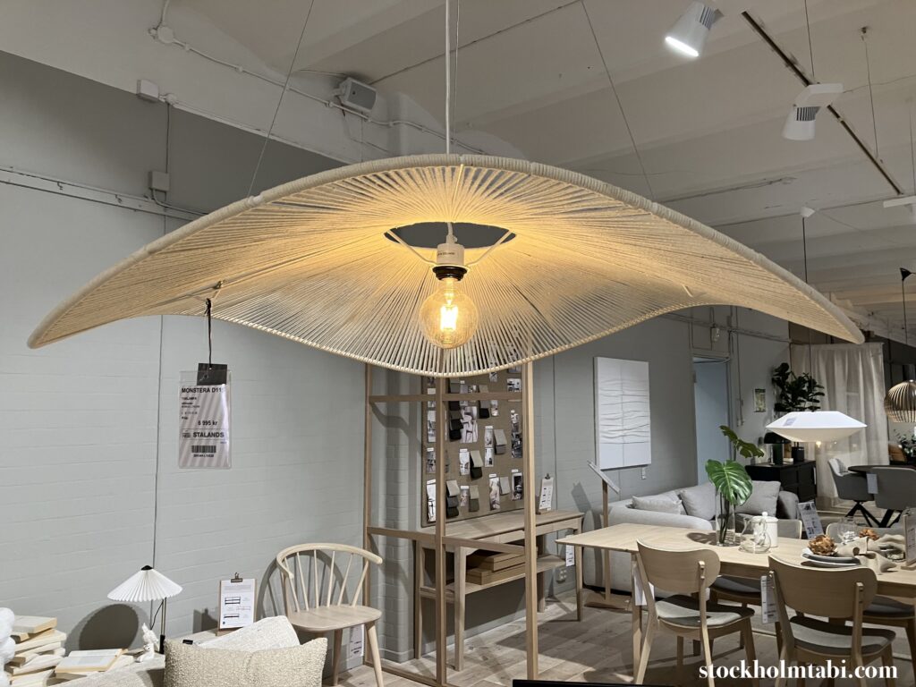 傘の広いStalands Furniture Södermalmのランプ