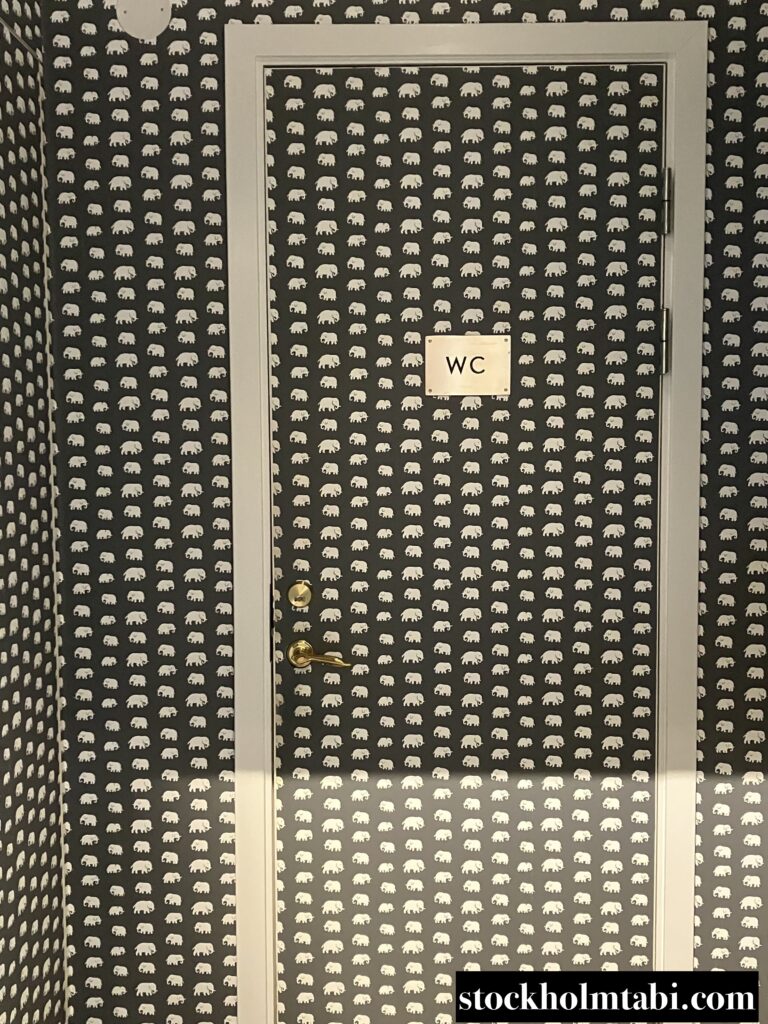 Svenskt Tennの蔵の壁紙で飾られたトイレ入り口