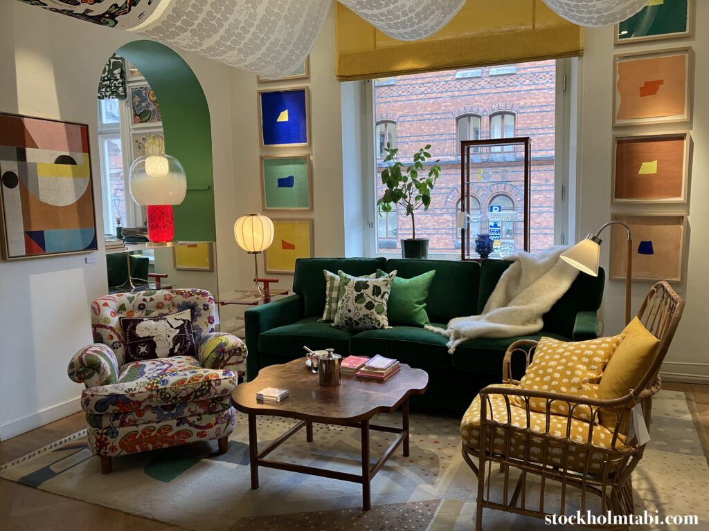Svenskt Tennで展示されているソファとテーブル
