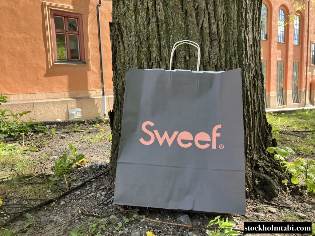 黒字にピンクのSweefのショップバッグ