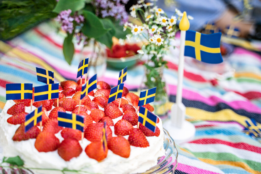 スウェーデン国旗が立っている夏至祭のいちごのケーキ