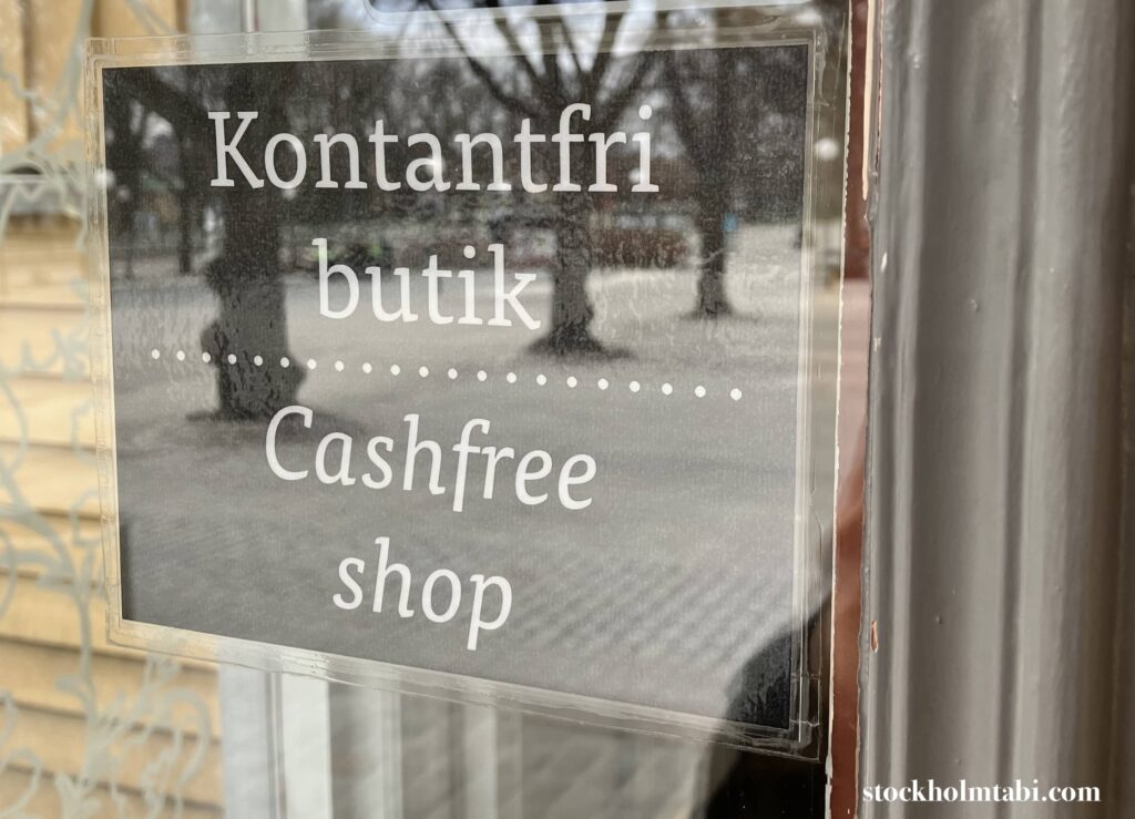 スウェーデンのショプにある現金お断りのサイン