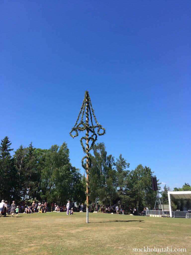 スカンセンの広場に立つ夏至祭のメイポール
