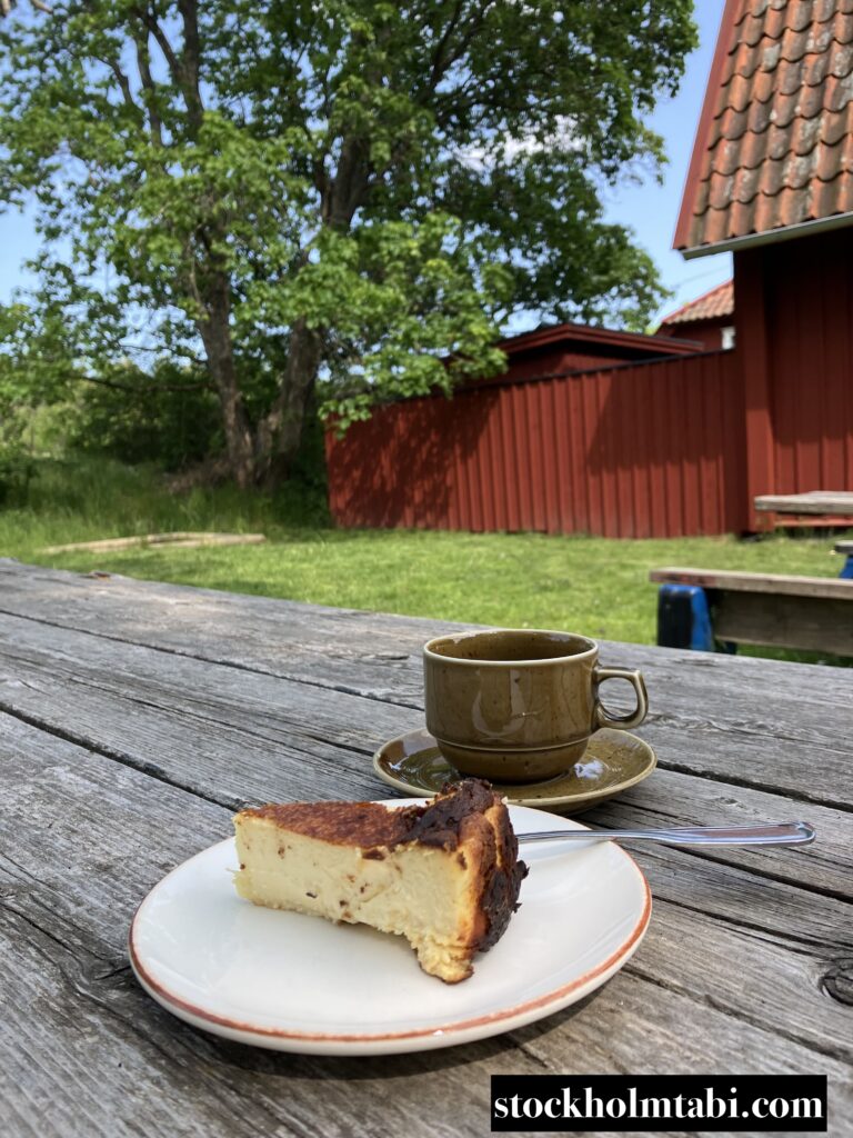 中庭のテーブルにバスクチーズケーキ