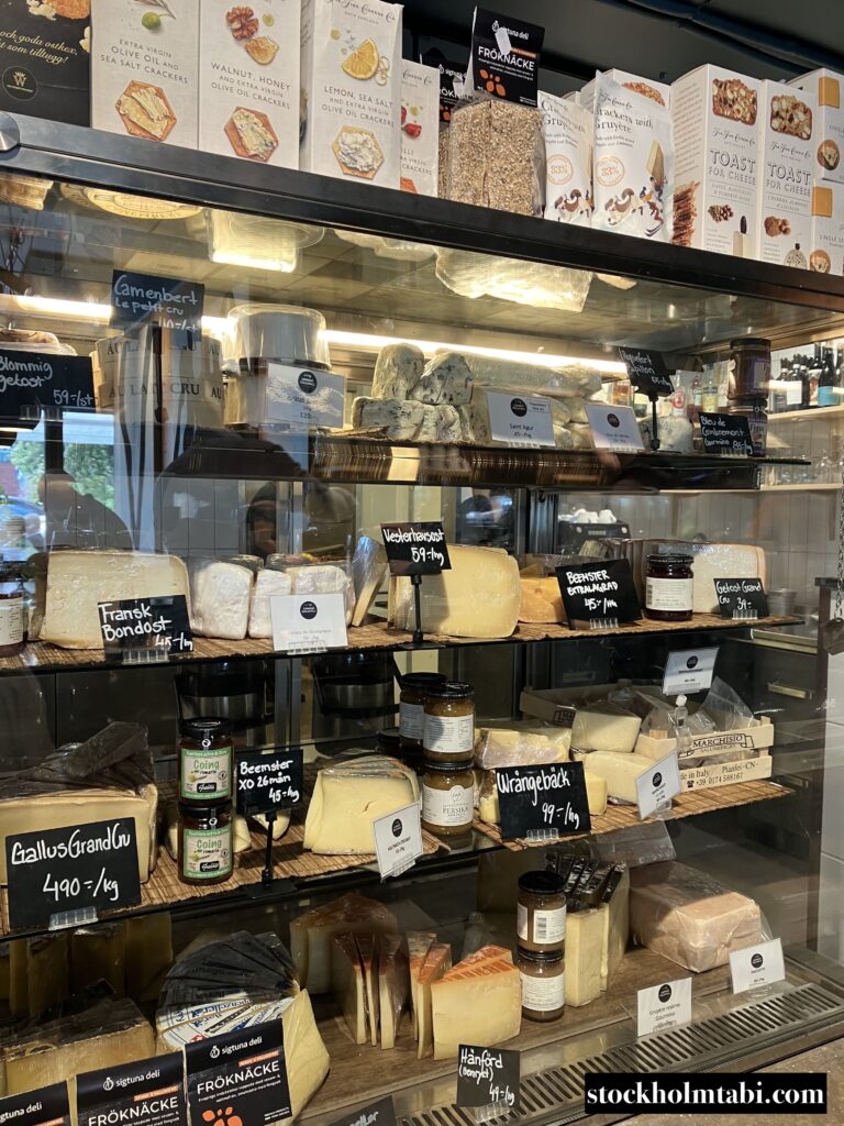 Lidingö Saluhallのたくさん並んだチーズ