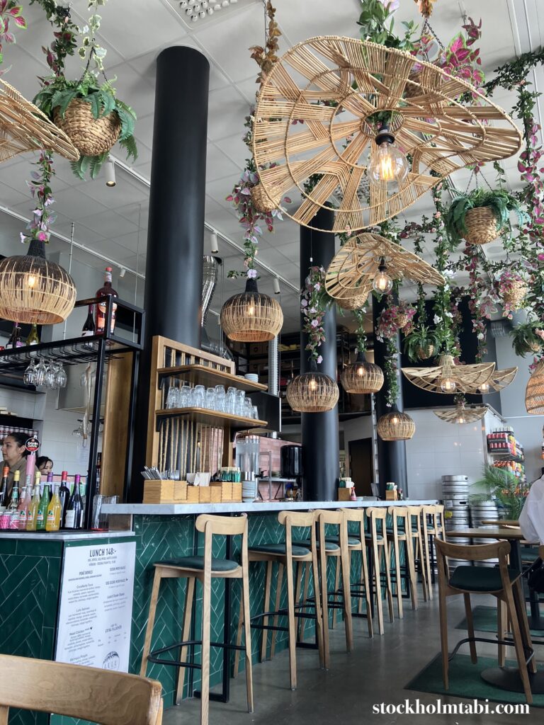 かごが吊るされた賑やかな店内
