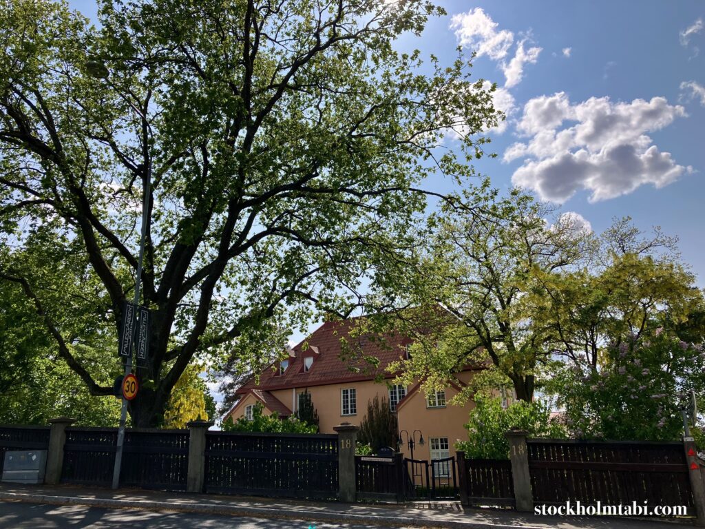 Lidingöの赤い屋根の大きな家