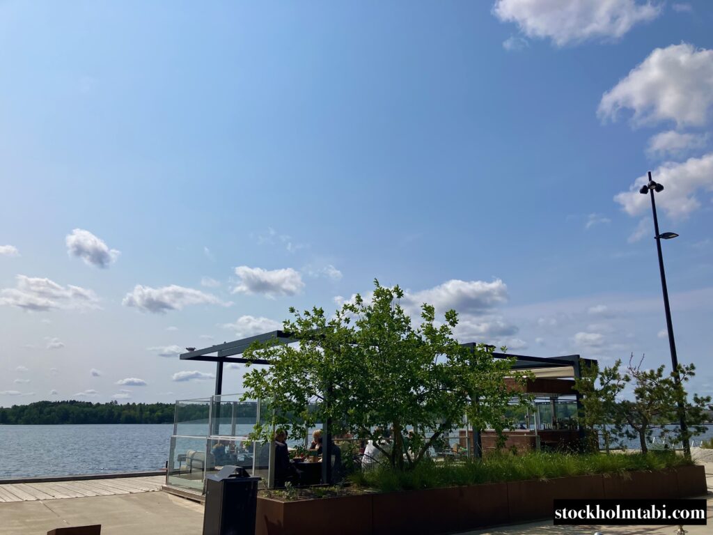 海に面したLuluのテラス席