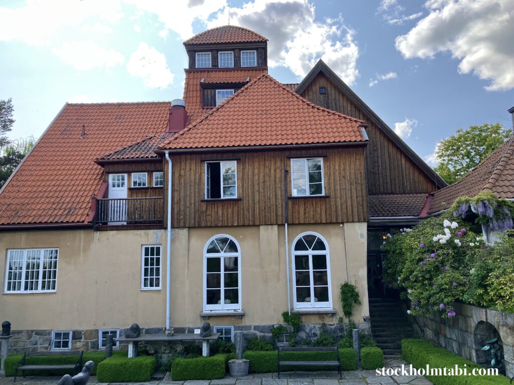 ミレスゴーデンのアーティストの赤い屋根の家