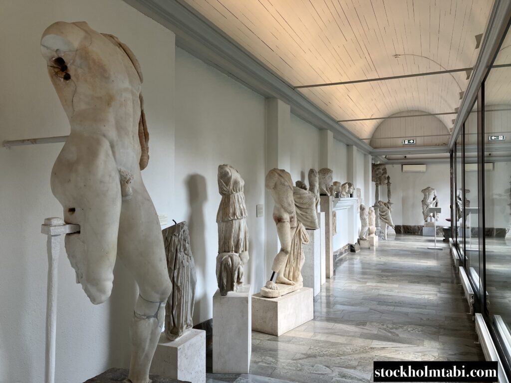 白い彫刻が並ぶミレスゴーデンの展示室