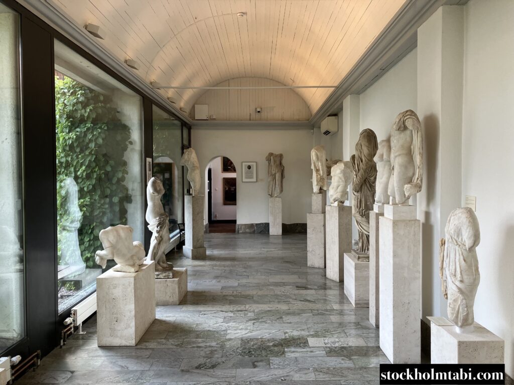彫刻が並ぶミレスゴーデンの展示室