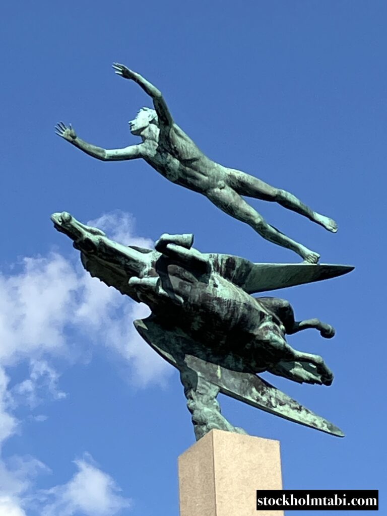 空を飛んでいるみたいな男の彫刻