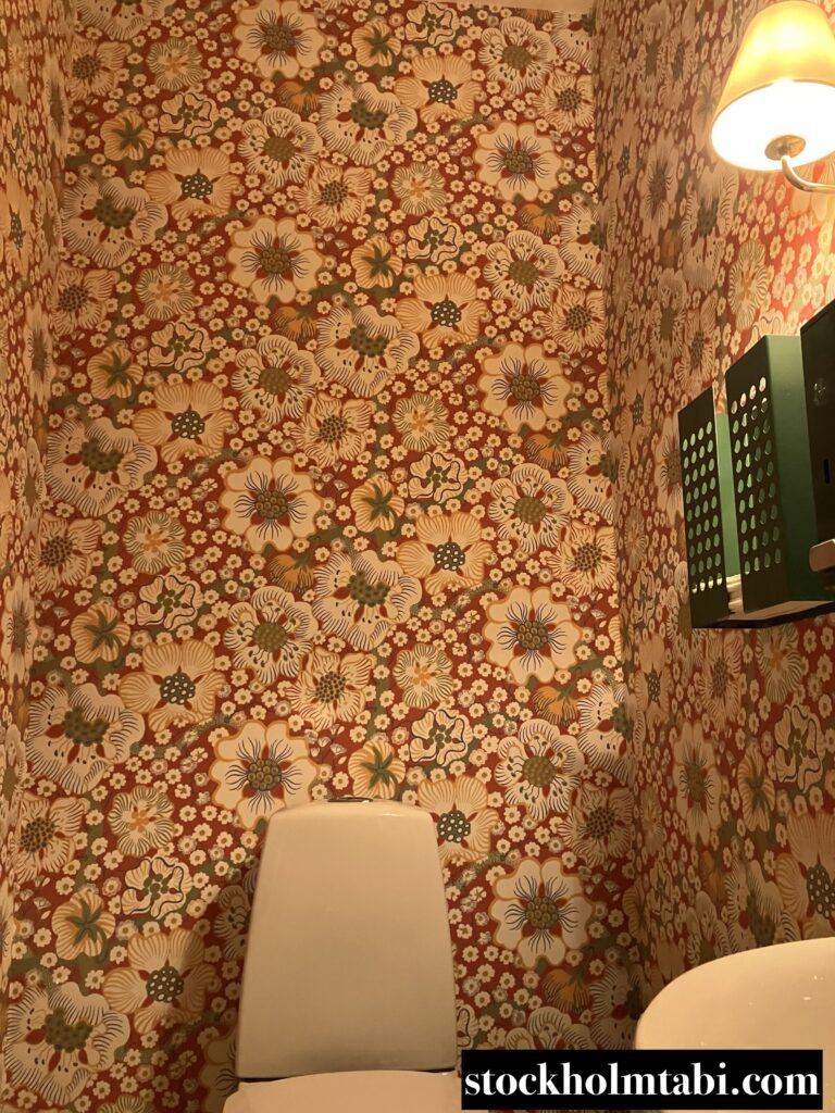 Svenskt Tennの花柄プリントのトイレ内