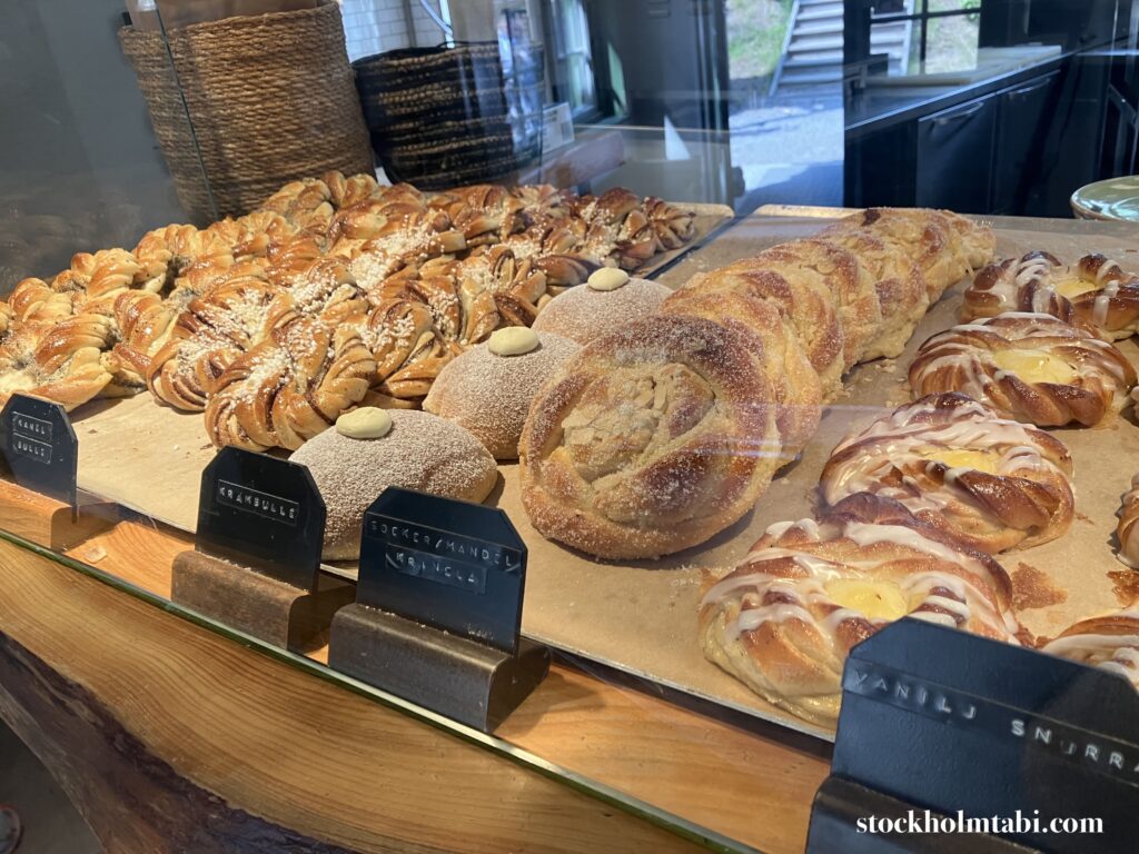 ショーケースに並んだパン